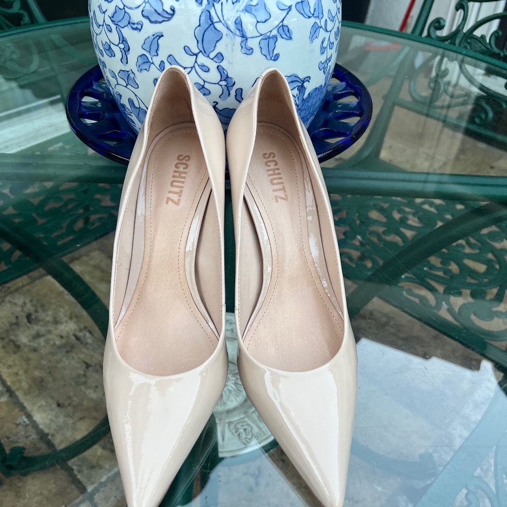 Beige pattern pumps
